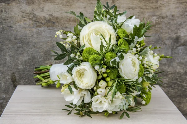 Wedding bouquet with white flowers and green leaves. — Stock Photo, Image