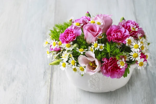 Arreglo floral con eustomas rosados, claveles y manzanilla —  Fotos de Stock