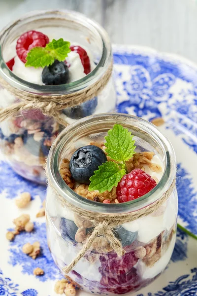 Glass jars with fruits and whipped cream. — Stock Photo, Image