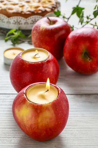 Candle in apple table decoration — Stock Photo, Image