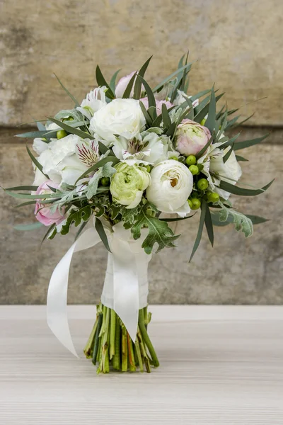 Wedding bouquet with roses, alstroemerias and ranunculus flowers — Stock Photo, Image