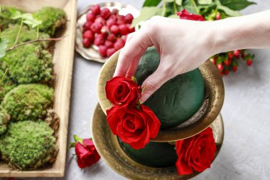  Kırmızı gül, ökse otu ve yosun çiçek dekorasyon. S tarafından adım