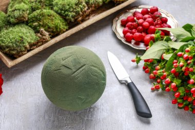  Kırmızı gül, ökse otu ve yosun çiçek dekorasyon. S tarafından adım