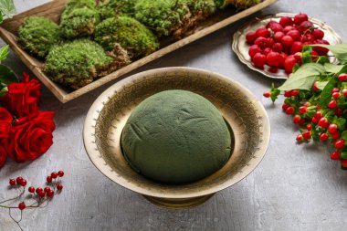  Kırmızı gül, ökse otu ve yosun çiçek dekorasyon. S tarafından adım