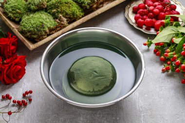  Kırmızı gül, ökse otu ve yosun çiçek dekorasyon. S tarafından adım