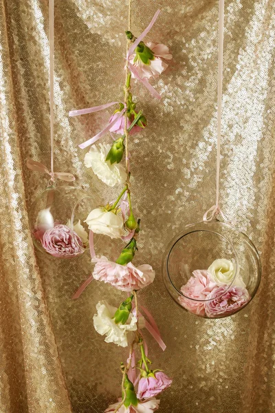 Décorations de mariage : sphère en verre avec fleurs à l'intérieur et garlan — Photo