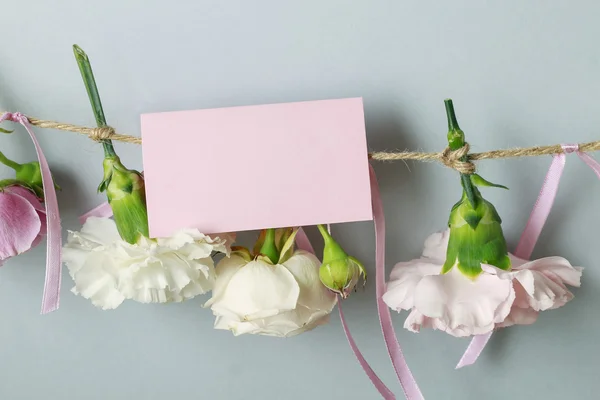 Guirnalda de flores para bodas u otras celebraciones. Claveles, ro —  Fotos de Stock