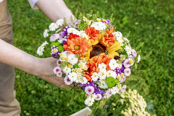 Frau mit Strauß bunter Blumen. — Stockfoto