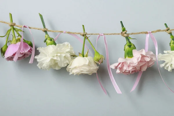 Guirnalda de flores para bodas u otras celebraciones. Claveles, ro —  Fotos de Stock