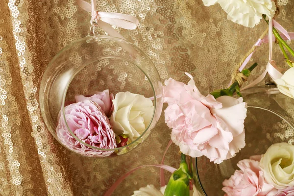 Decoraciones de la boda: esfera de vidrio con flores en el interior y garlan — Foto de Stock