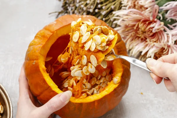 How to make a Thanksgiving centerpiece: bouquet of flowers in pu — Stock Photo, Image