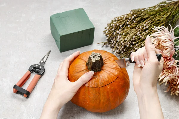 How to make a Thanksgiving centerpiece: bouquet of flowers in pu — Stock Photo, Image