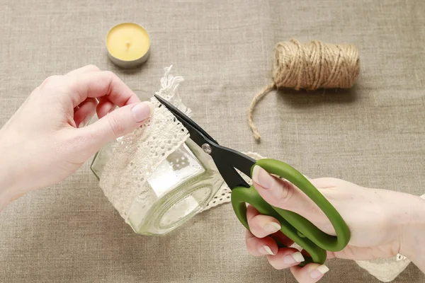 How to make glass jar decorated with lace and string. — Stock Photo, Image