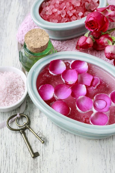 Nail spa behandeling met etherische oliën en rozenblaadjes verrijken — Stockfoto