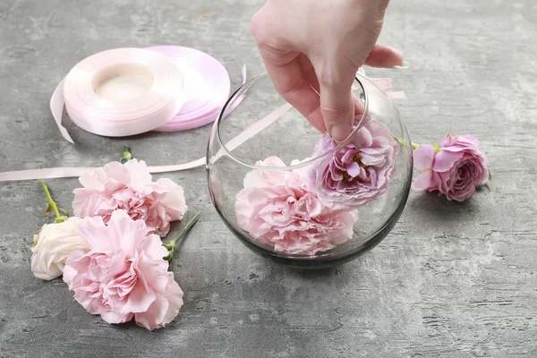 Hoe maak je glazen bol met bloemen binnen. — Stockfoto