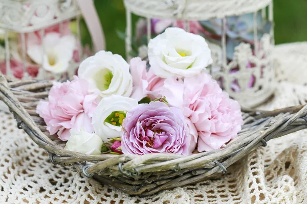 Gartenparty-Dekoration. Korb mit Blumen. — Stockfoto