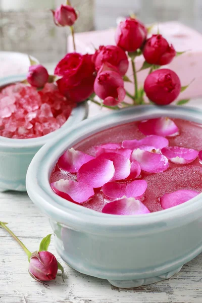 Nail spa trattamento arricchente con oli essenziali e petali di rosa — Foto Stock