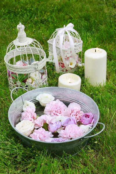 Bahçe partisi süslemeleri. Yüzen mumlar ve çiçekler. — Stok fotoğraf