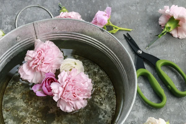 Parti süslemeleri: çiçek yüzen ile gümüş kova. — Stok fotoğraf