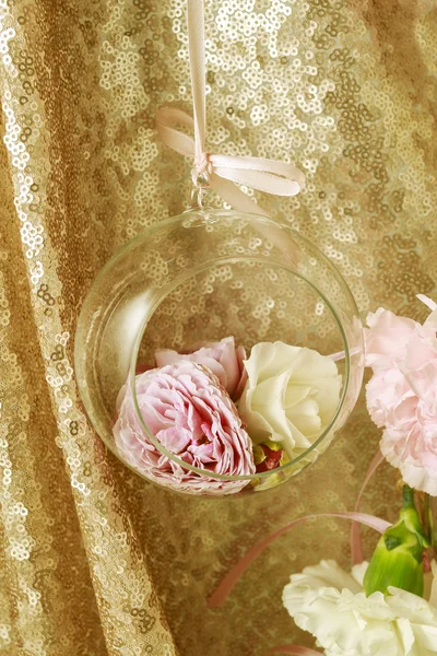 Décorations de mariage : sphère en verre avec fleurs à l'intérieur et garlan — Photo