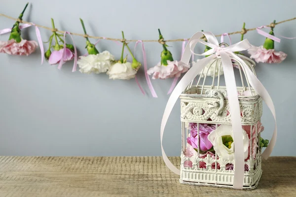 Vintage cage à oiseaux avec des fleurs à l'intérieur — Photo