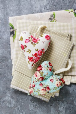 Renkli kumaştan yapılmış Kalpler