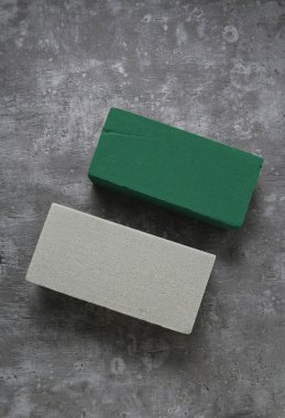 Gri taş zemin üzerine çiçek köpük. İki tip - ıslak ve kuru.