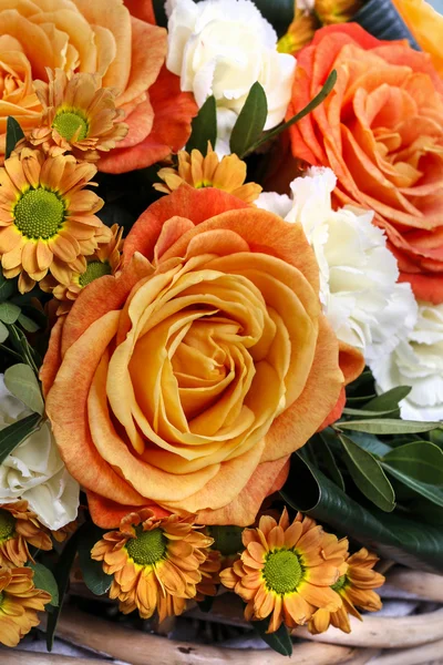 Strauss aus orangen Rosen und weißen Nelkenblüten — Stockfoto