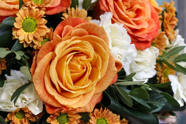 Strauss aus orangen Rosen und weißen Nelkenblüten — Stockfoto