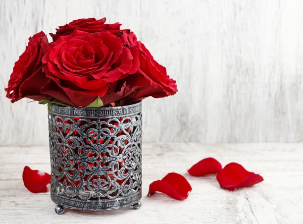 Red roses on white wood — Stock Photo, Image