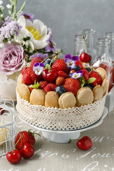 Gâteau à la charlotte française aux fruits d "été décoré de fl pansy — Photo