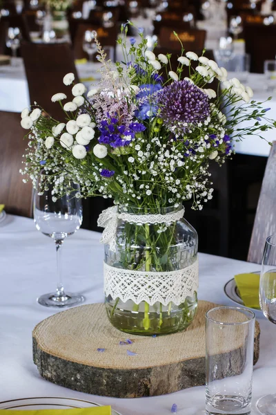 Ramo de flores silvestres mixtas en mesa de boda rústica — Foto de Stock