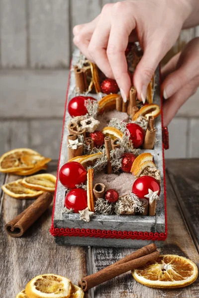 Weihnachtsdekoration mit roten Kerzen - Anleitung, wie man eine Kerze herstellt — Stockfoto