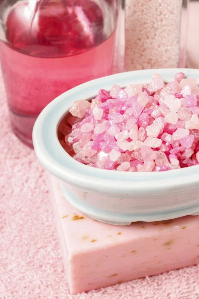 Skål med rosa havssalt, handgjord tvål och en flaska flytande — Stockfoto