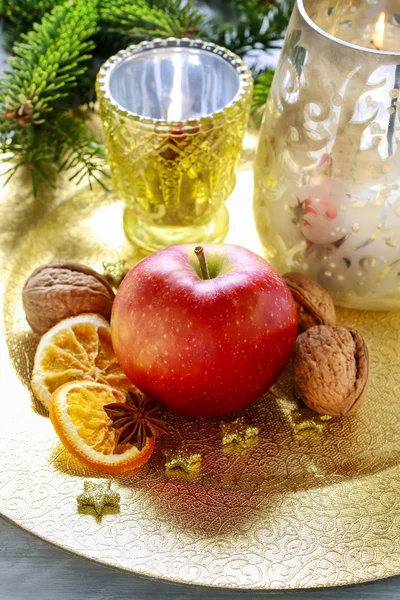Украшение рождественского стола яблоками и сухофруктами — стоковое фото