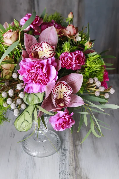 Arrangement floral avec orchidées, oeillets et fleurs de brunia — Photo