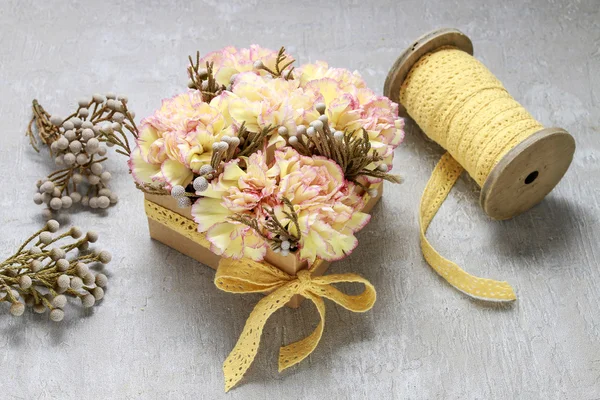 Floristin bei der Arbeit: Wie man einen Kasten mit Blumen macht, Schritt für Schritt, macht — Stockfoto