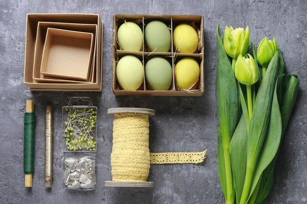 Floristen-Arbeitsplatz: Blumen und Accessoires für die Osterdekoration — Stockfoto