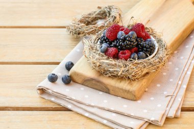 Yaban mersini, böğürtlen ve ahududu aynı tabakta. Sağlıklı yemek.