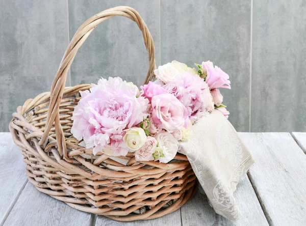 Florist Work Woman Shows Who Arrange Flowers Paper Cornet Step — Stock Photo, Image