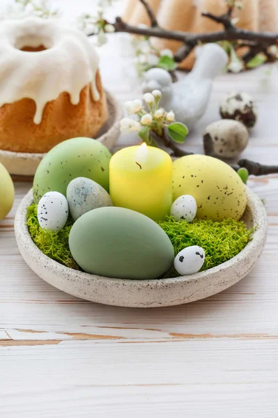 Easter Table Decorations Eggs Moss Ceramic Figurines Festive Decor — Stock Photo, Image