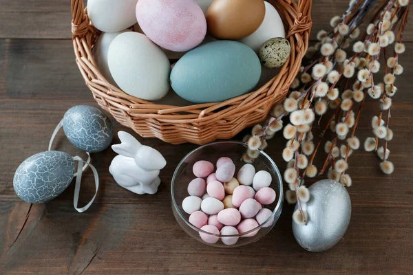 Ramo Amentos Huevos Pascua Mesa Madera Decoración Festiva —  Fotos de Stock