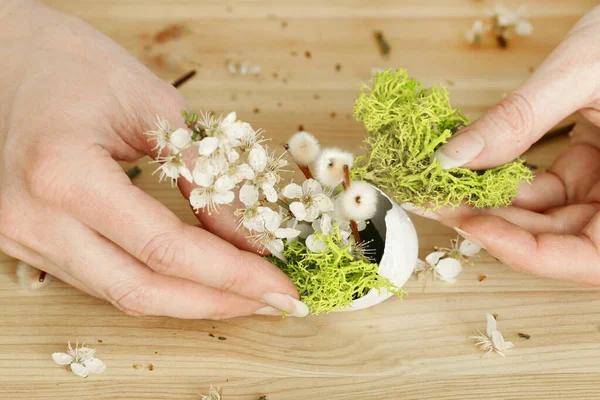 Floristin Bei Der Arbeit Frau Zeigt Wie Man Mit Kirschblütenzweigen — Stockfoto