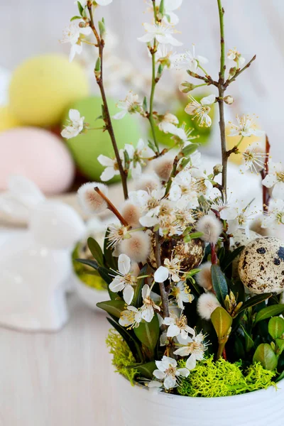 Enkel Dekoration För Påskbordet Med Prunkande Blomkvistar Buxus Och Catkins — Stockfoto