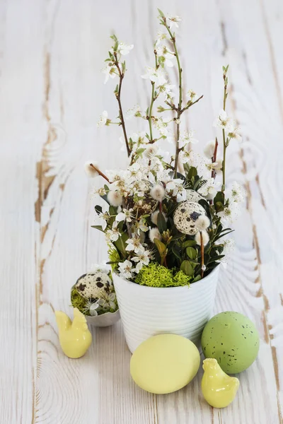 Prosta Dekoracja Stołu Wielkanocnego Gałązkami Kwiatu Chery Buxusem Kociołkami Wynik — Zdjęcie stockowe