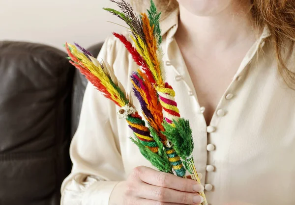 Eine Junge Frau Sitzt Auf Dem Sofa Der Hand Handgefertigte — Stockfoto