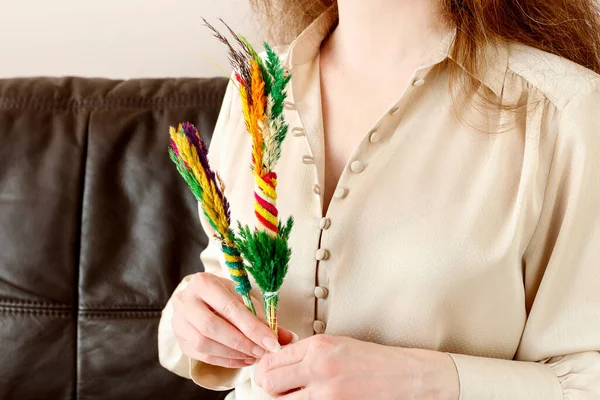 Jonge Vrouw Zit Bank Met Handgemaakte Paaspalmen Haar Handen Feestelijke — Stockfoto