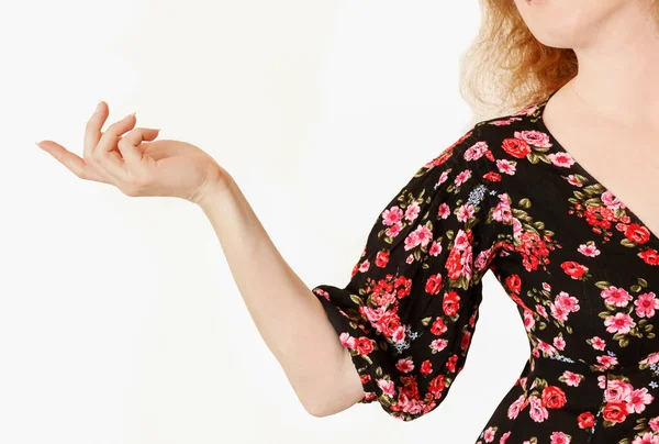 Una Mujer Vestida Con Vestido Floral Hace Gesto Elegante Con — Foto de Stock