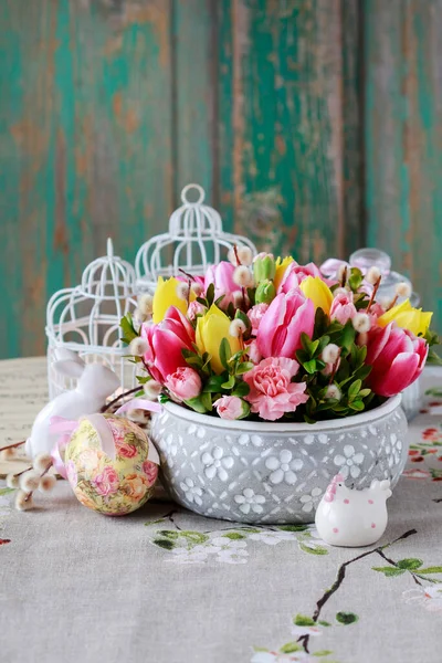Bella Disposizione Floreale Con Tulipano Fiori Garofano Decorazione Domestica Pasqua — Foto Stock