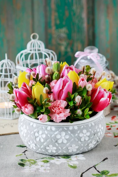Hermoso Arreglo Floral Con Flores Tulipán Clavel Pascua Decoración Del —  Fotos de Stock
